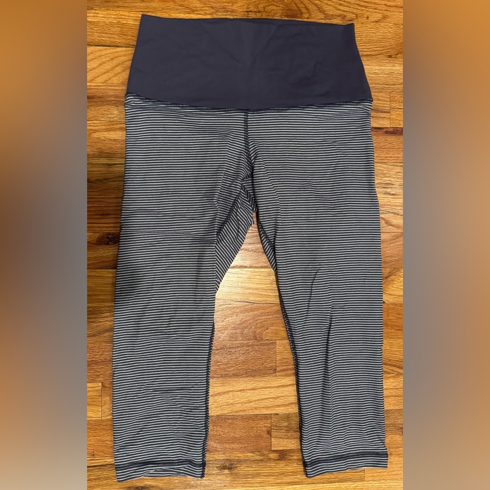 Like New Lululemon Wunder Under III Navy and White Crop Leggings size 8